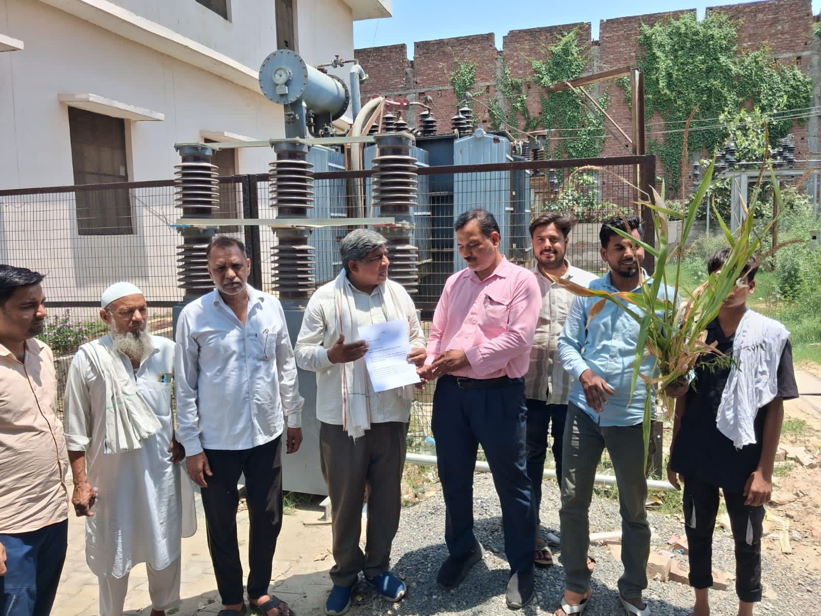 KASGANJ: सूखी मक्का की फसल हाथ लिए किसानो के साथ बिजली घर पहुंचे अब्दुल हफीज गांधी, बोले- “बिजली नहीं मिली तो बर्बाद हो जाएंगे किसान”