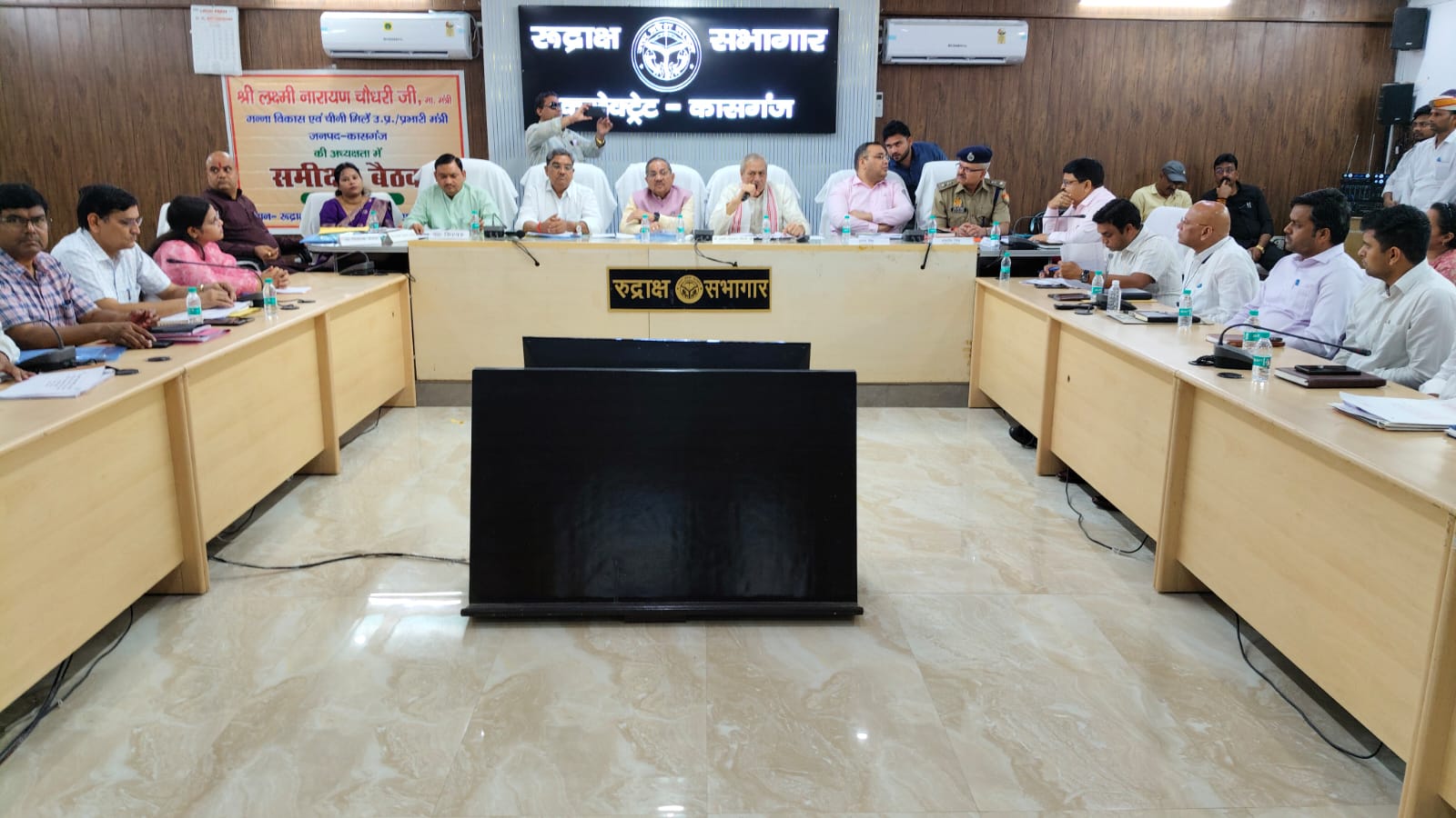 KASGANJ: प्रभारी मंत्री लक्ष्मी नारायण चौधरी ने विकास कार्यों और कानून व्यवस्था की समीक्षा, अधिकारियों को दिए सख्त निर्देश