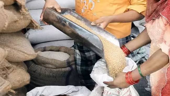 राशन कार्ड धारक कृपया ध्यान दे.......कासगंज में 25 मई से शुरू होगा जून माह का मुफ्त राशन वितरण, गेहूं-चावल के साथ मिलेगा बाजरा और मक्का