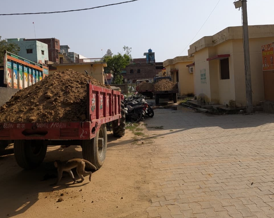 KASGANJ: अवैध खनन और बिना रॉयल्टी परिवहन पर प्रशासन का बड़ा प्रहार, 11 ट्रैक्टर-ट्रॉली जब्त