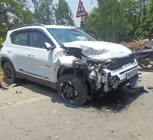 Bareilly News : सिंधौली चौराहे पर दो कारों की जोरदार भिड़ंत, दो घायल; हादसे का CCTV फुटेज आया सामने