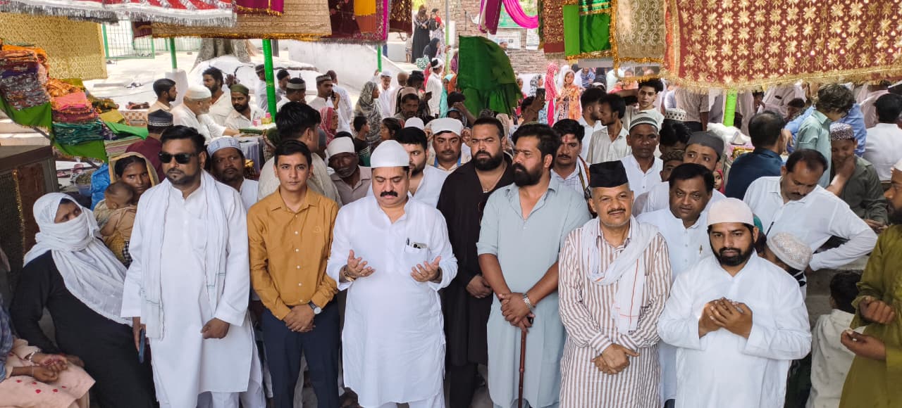 बकरीद पर ईदगाह पहुंचे आबिद रजा, लोगों से गले मिले, मुबारकबाद दी