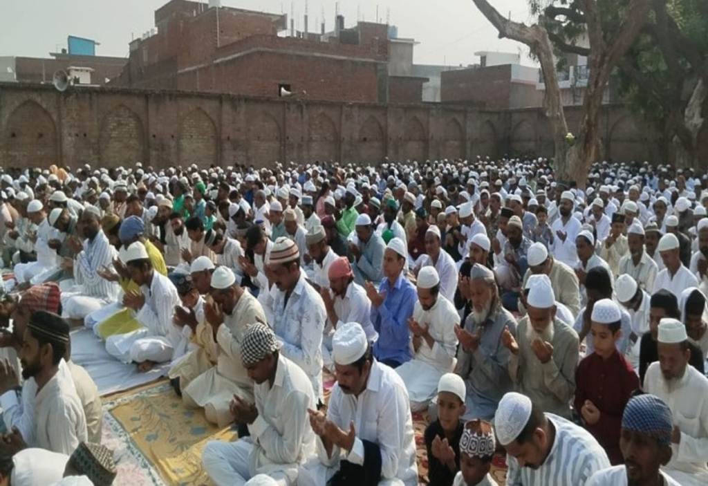 Bareilly News : ईद-उल-अजहा पर मीरगंज में दिखी भाईचारे की मिसाल, अमन-चैन की मांगी दुआ