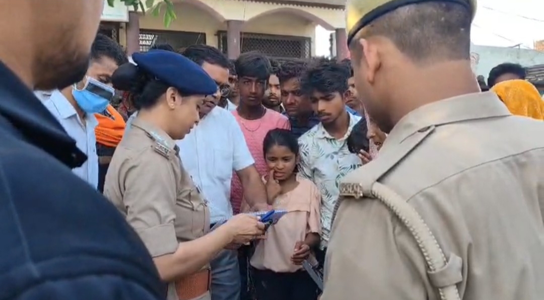 KASGANJ NEWS पटाखा फैक्ट्री में मौत का धमाका, 16 वर्षीय किशोर की मौत, चार  मजदूर झुलसे, नाबालिगों से काम कराने के आरोप, जांच शुरू