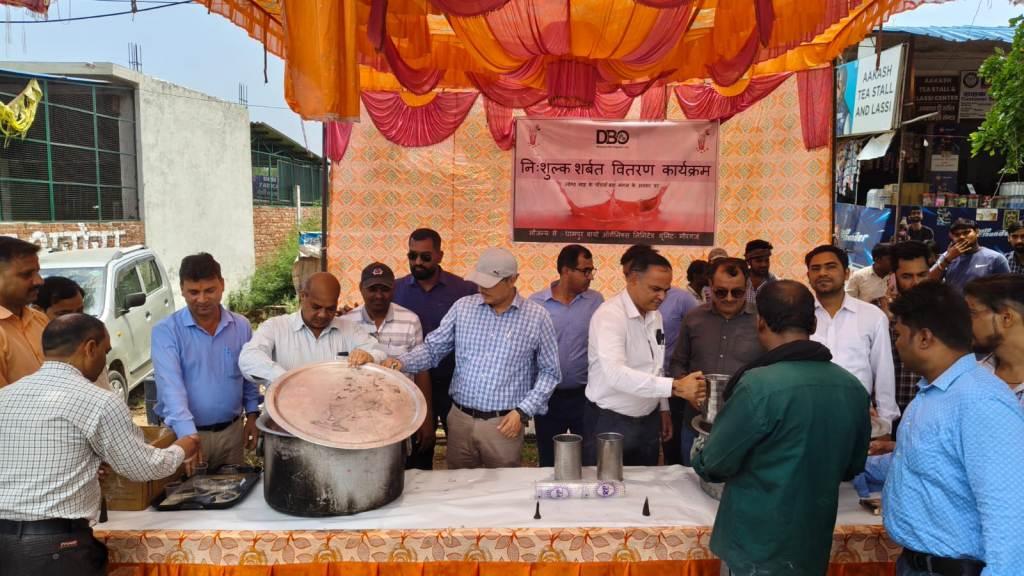 Bareilly news : बढ़ती गर्मी में राहगीरों को मिली राहत, धामपुर बायो ऑर्गेनिक्स ने कराया शरबत वितरण