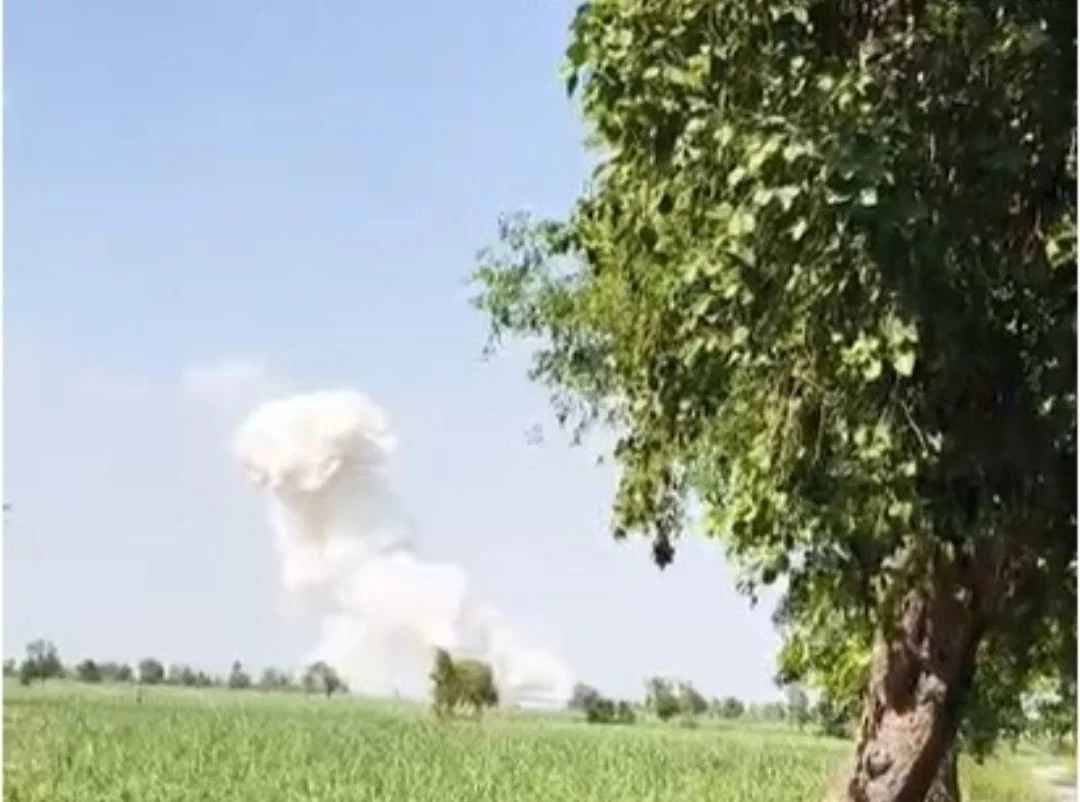 KASGANJ: पटाखा फैक्ट्री हादसे मे डीएम का सख्त रुख,नाबालिगो से काम कराने का आरोप, पटाखा फैक्ट्री मालिक को नोटिस.....लाइसेंस रद्द करने की तैयारी