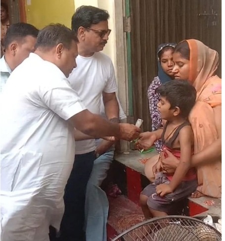पीलीभीत: लाइनमैन विजय के परिवार के साथ खड़ा हुआ व्यापार मंडल, ₹21 हजार रुपये दिए