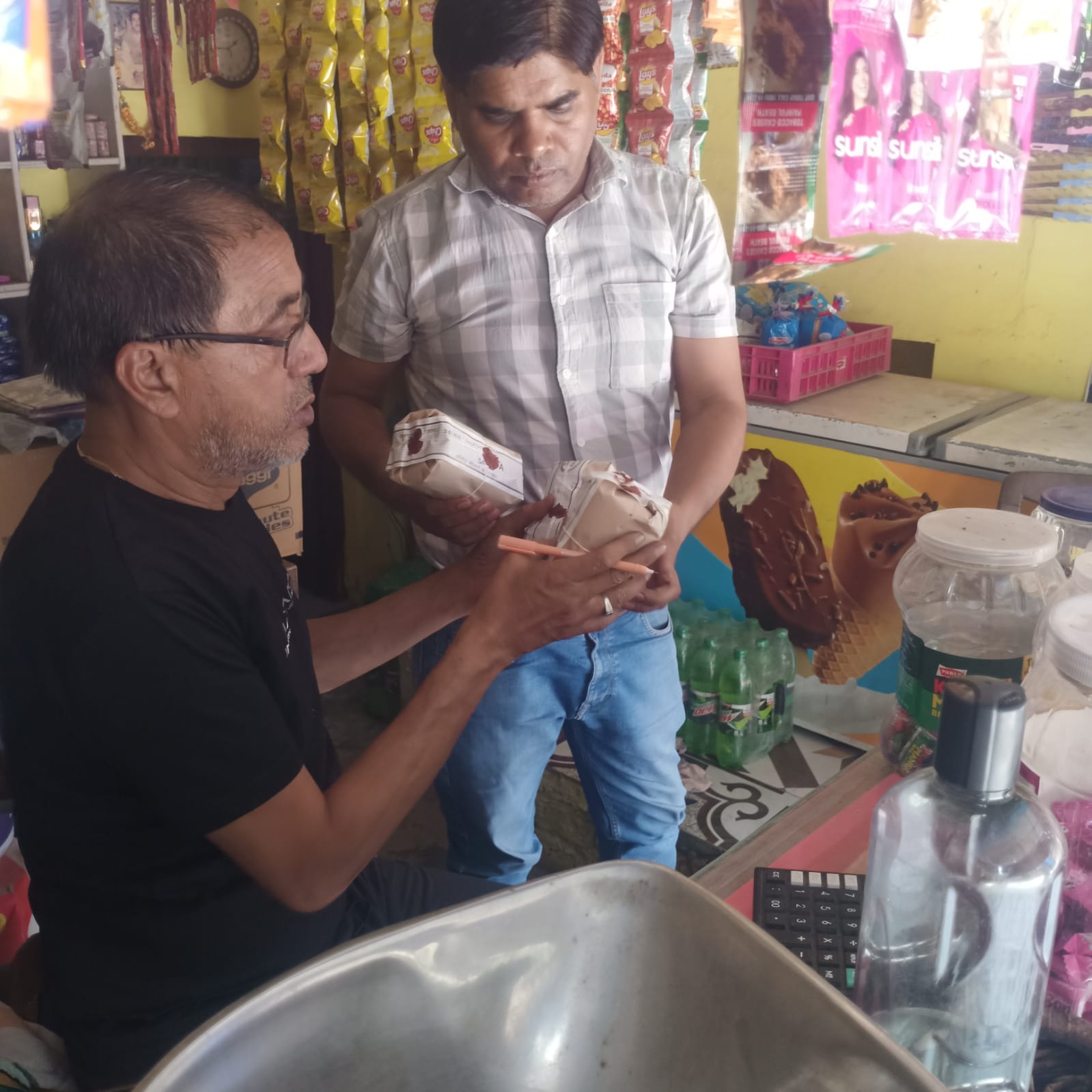 मथुरा में खाद्य विभाग की बड़ी कार्रवाई, आइसक्रीम-दूध-पनीर समेत 15 नमूने लिए