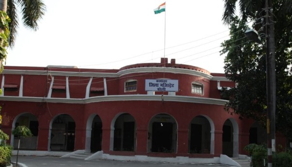 बरेली कलेक्ट्रेट गेट पर रोती रही गर्भवती प्रेमिका, नहीं आया प्रेमी