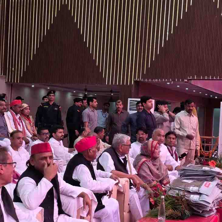 कासगंज में गरजे अखिलेश: बोले-"बिहार जैसी बेईमानी यूपी में हुई तो चुनाव नहीं होंगे, फर्जी एनकाउंटर का हिसाब होगा....मुख्यमंत्री की पहचान पर कसा तंज, पीडीए, किसानों, महंगाई और रोजगार के मुद्दे पर भाजपा को घेरा