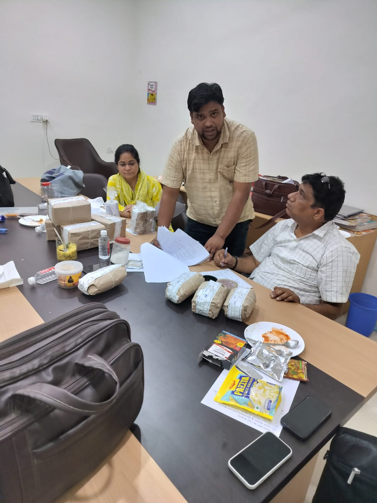 बरेली एफएसडीए ने सृष्टिपूर्ति, गोल्डी, अनमोल ब्रांड के भरे नमूने, संदिग्ध मिर्च जब्त