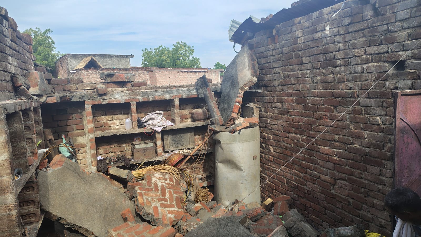 KASGANJ: आंधी-बारिश में ढहा मकान का लेंटर, दंपति और मासूम बेटी की मौत, तीन बच्चे गंभीर घायल