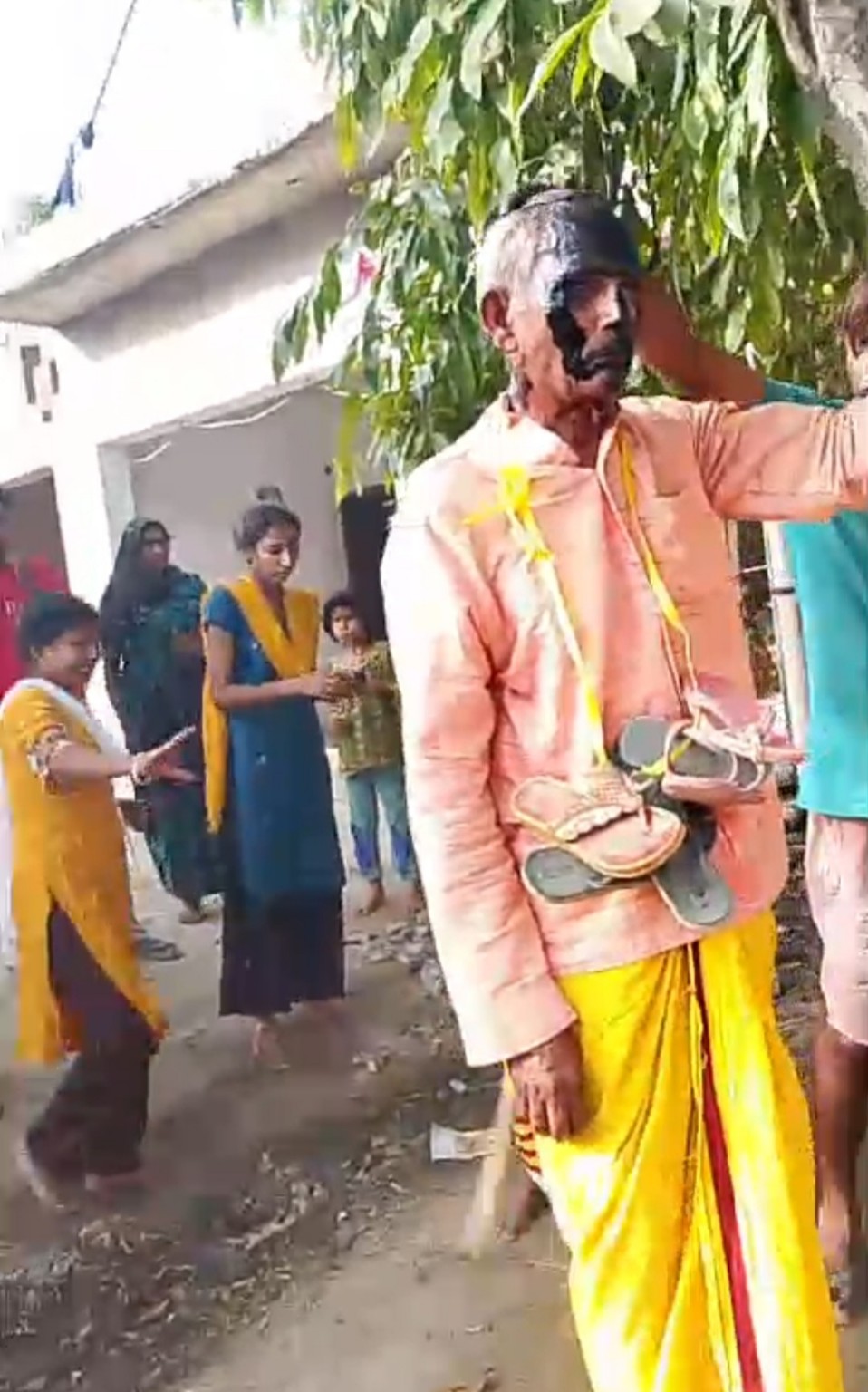 KASGANJ NEWS कासगंज में वृद्ध का मुंह काला कर जूते-चप्पलों की माला पहनाई, मारपीट का वीडियो वायरल; पुलिस जांच में जुटी, युवक, युवती से संपर्क कराने का आरोप