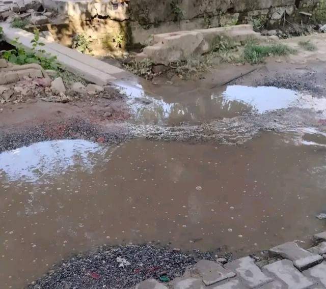 गंजडुंडवारा के गोविंद पुरी स्थित कैनाल रोड पर गंदा पानी सड़क पर बहने से बने गहरे गड्ढे, राहगीरों और वाहन चालकों की बढ़ी मुश्किलें