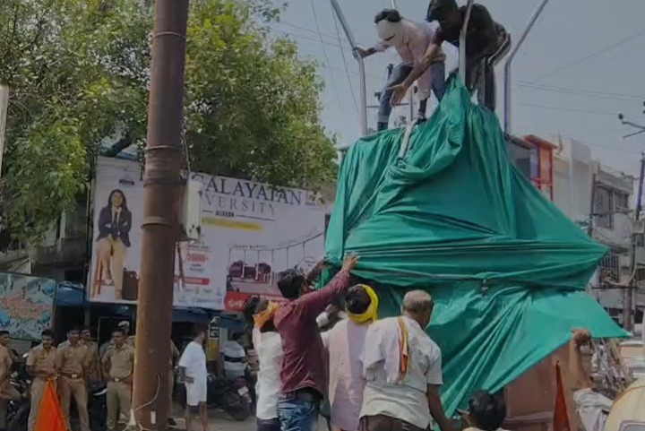 लोकार्पण से पहले भरभराकर गिरे परशुराम चौक के फरसा-त्रिशूल, भड़का आक्रोश