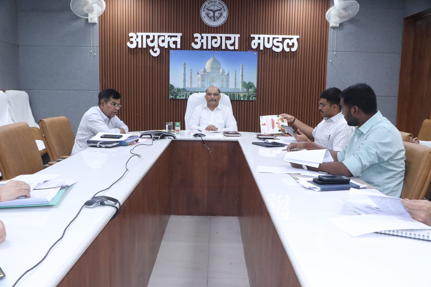 मंडलायुक्त ने कर वसूली और राजस्व वादों की समीक्षा की, लक्ष्य से पीछे विभागों को लगाई फटकार