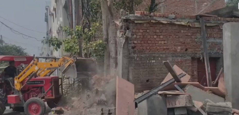 एटा में सरकारी जमीन पर चला बुलडोजर, थाने के सामने अवैध निर्माण ध्वस्त