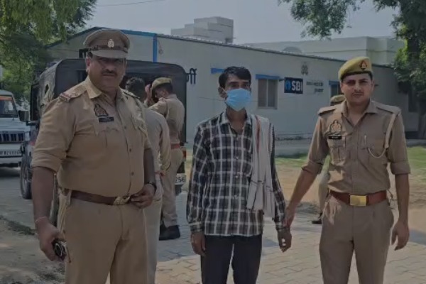 एटा में अवैध असलहा फैक्ट्री का भंडाफोड़, तस्कर गिरफ्तार