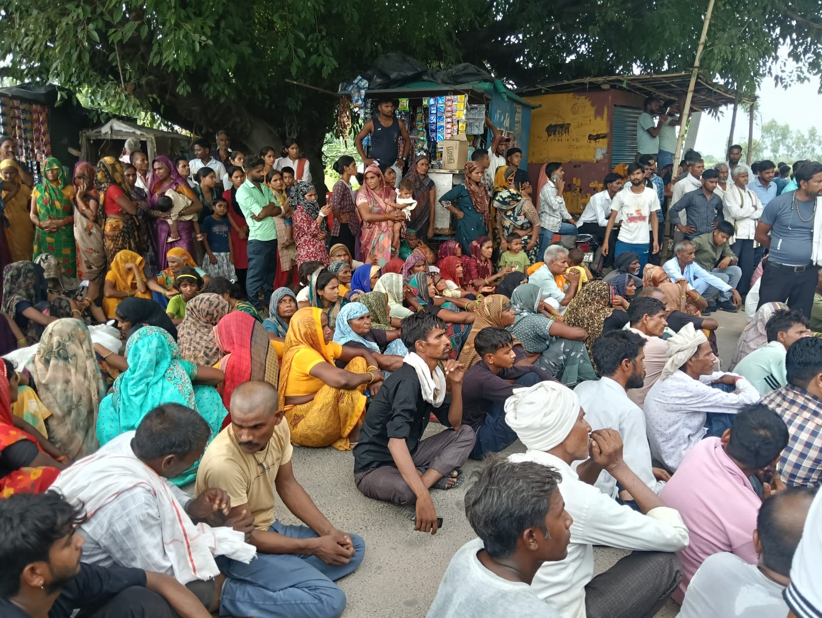KASGANJ NEWS अज्ञात वाहन ने किसान को मारी टक्कर, इलाज के लिए ले जाते समय हुई मौत; परिजनों ने लगाया जाम