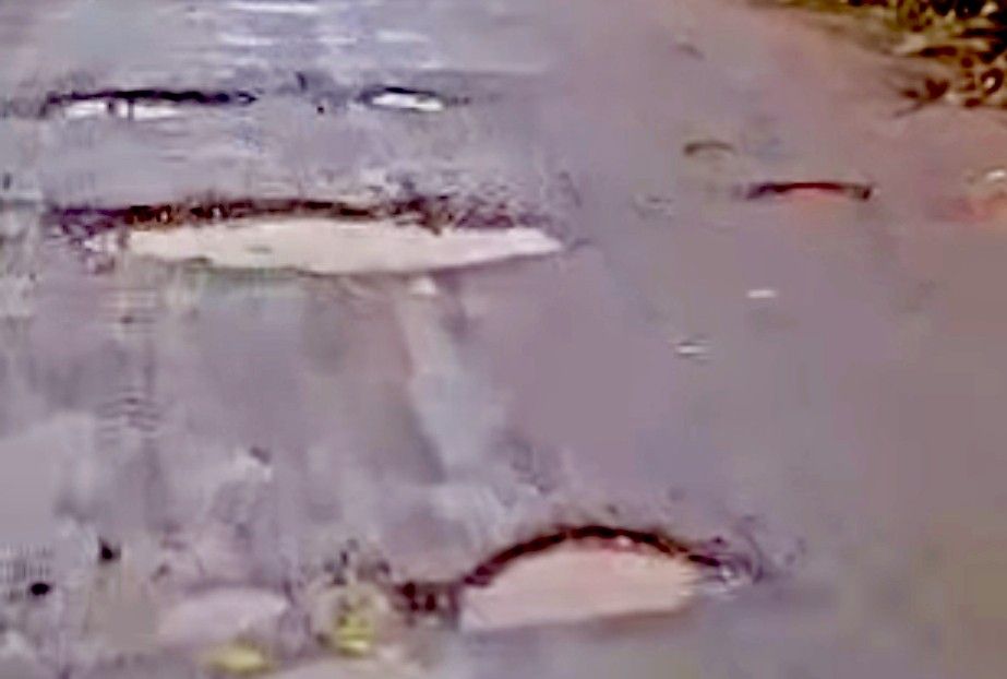 KASGANJ: यहाँ चलना न बेधड़क... हर तरफ सड़कें हैं टूटी, तीन साल में करोड़ों खर्च के बावजूद गंजडुंडवारा की सड़कों पर गड्ढों का साम्राज्य