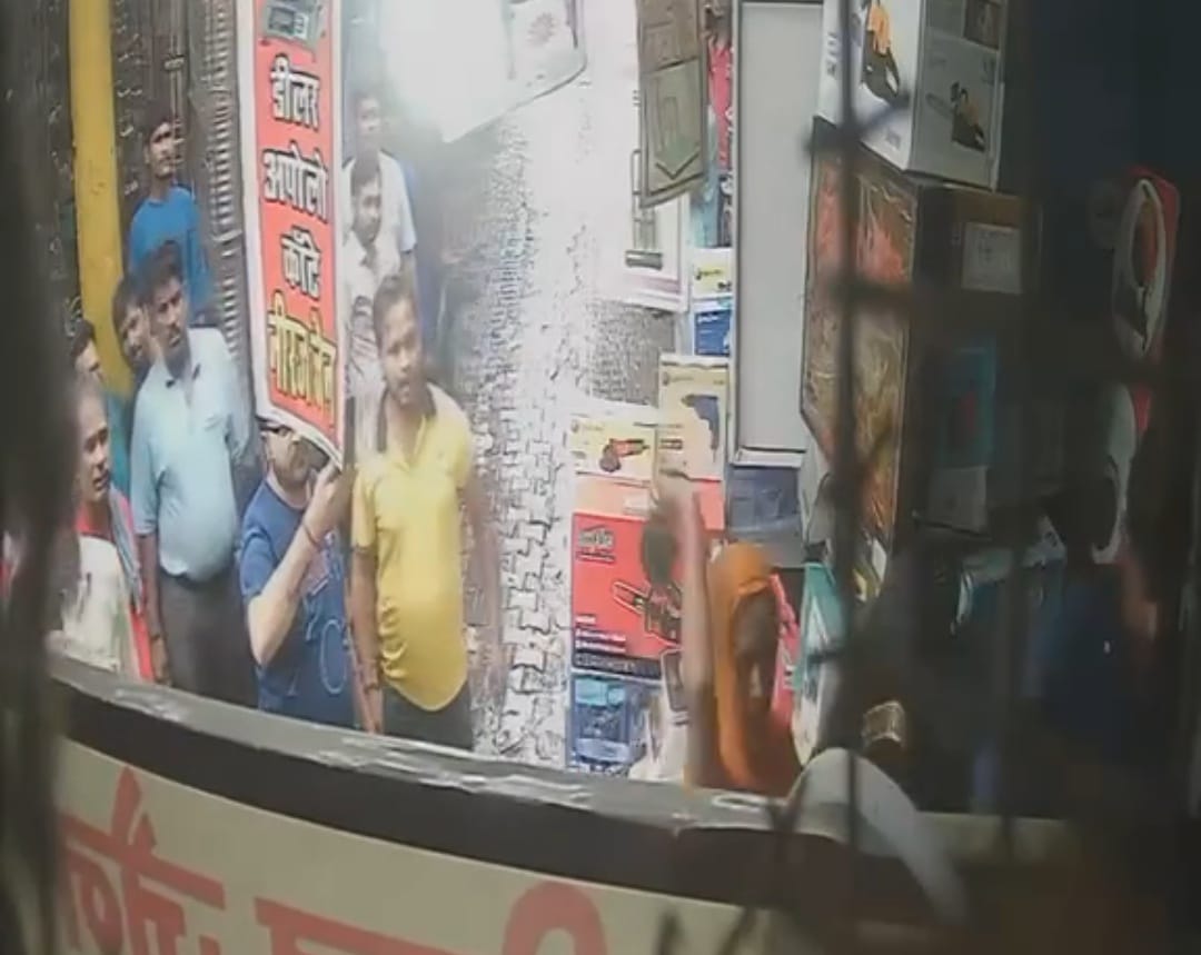 एटा: लोहामंडी में दुकानदार और महिलाओं के बीच सड़क पर मारपीट, CCTV वीडियो वायरल