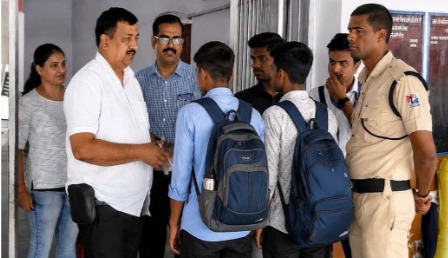 शाहजहांपुर स्टेशन पर सघन टिकट चेकिंग, 116 यात्रियों से ₹83,770 की वसूली