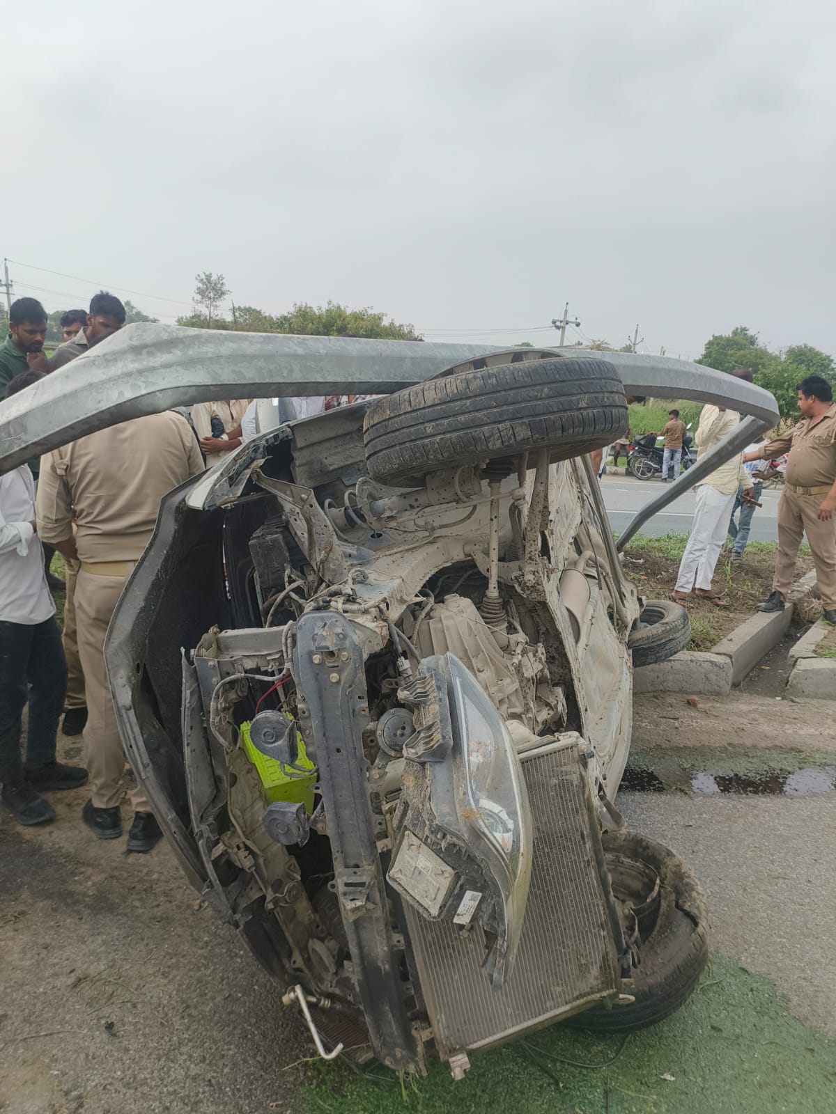 बड़ागांव पुल पर तेज रफ्तार कार पलटी, चालक बाल-बाल बचा