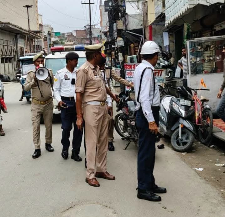 शाहजहांपुर में जाम और अतिक्रमण पर बड़ी कार्रवाई, सड़क तक फैला सामान हटाया, कई वाहनों के चालान