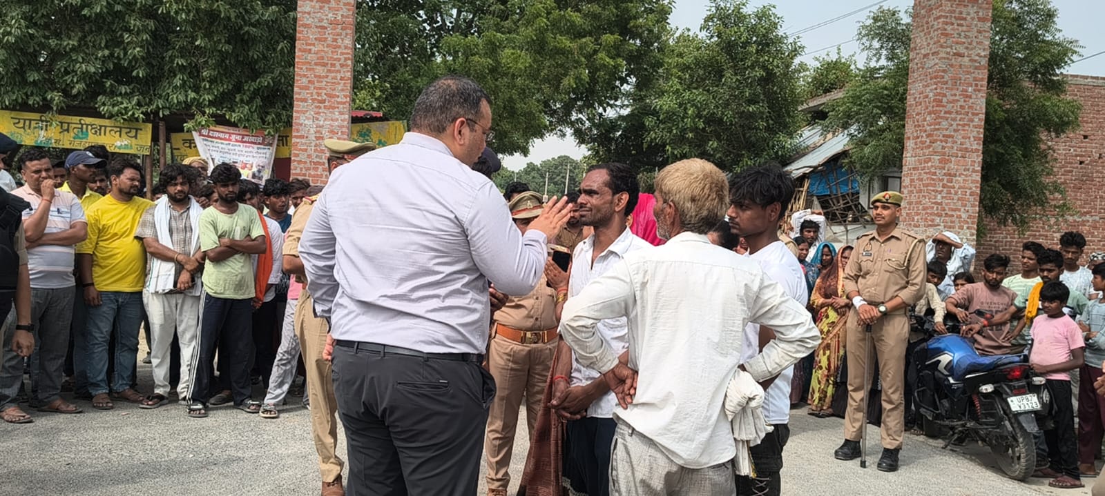 मीना देवी हत्याकांड मामला: आरोपियों की निशानदेही पर गंगा से बरामद हुआ शव, पुलिस ने हल्का बल प्रयोग कर 5 घंटे बाद खुलवाया गंजडुंडवारा-बदायूं हाईवे