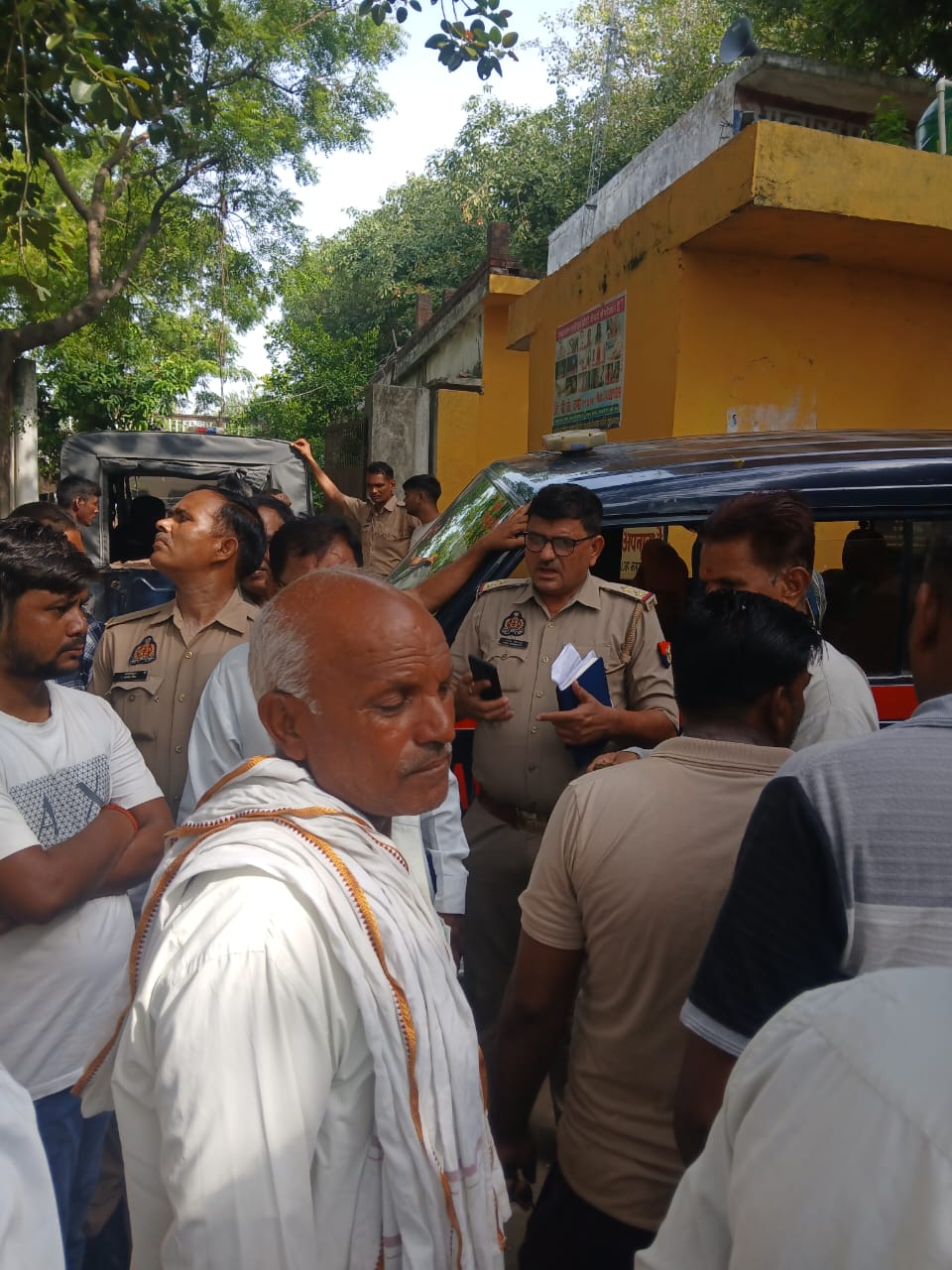 KASGANJ NEWS मीना की चाकुओं से गोदकर, बाबा की गला घोंटकर हत्या, शव रखकर ग्रामीणों ने किया प्रदर्शन