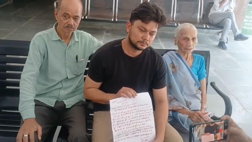 KASGANJ:"जब फरियाद नहीं सुनी गई...तो खून से लिखा मुख्यमंत्री को पत्र, डीएम को सौंपा, परिवार बोला-न्याय नहीं मिला तो मुख्यमंत्री आवास पर के सामने करेंगे "आत्मदाह"