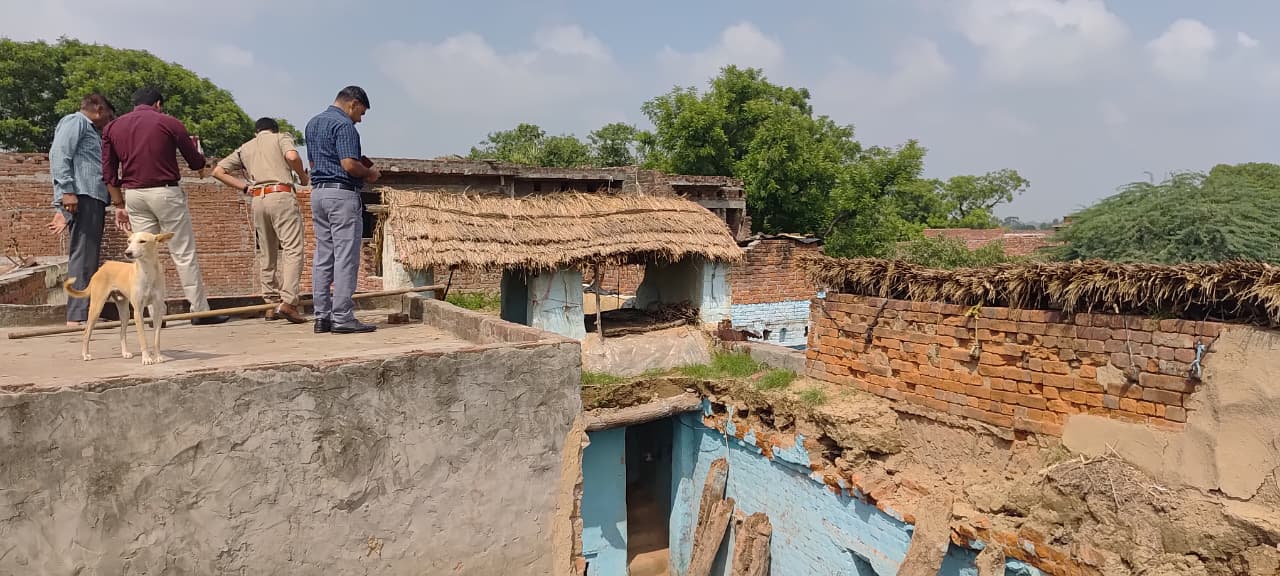 KASGANJ: गहरी नींद में था परिवार.....आधी रात ढही दहलीज की छत, मलबे में दबकर पिता की मौत, बेटा घायल