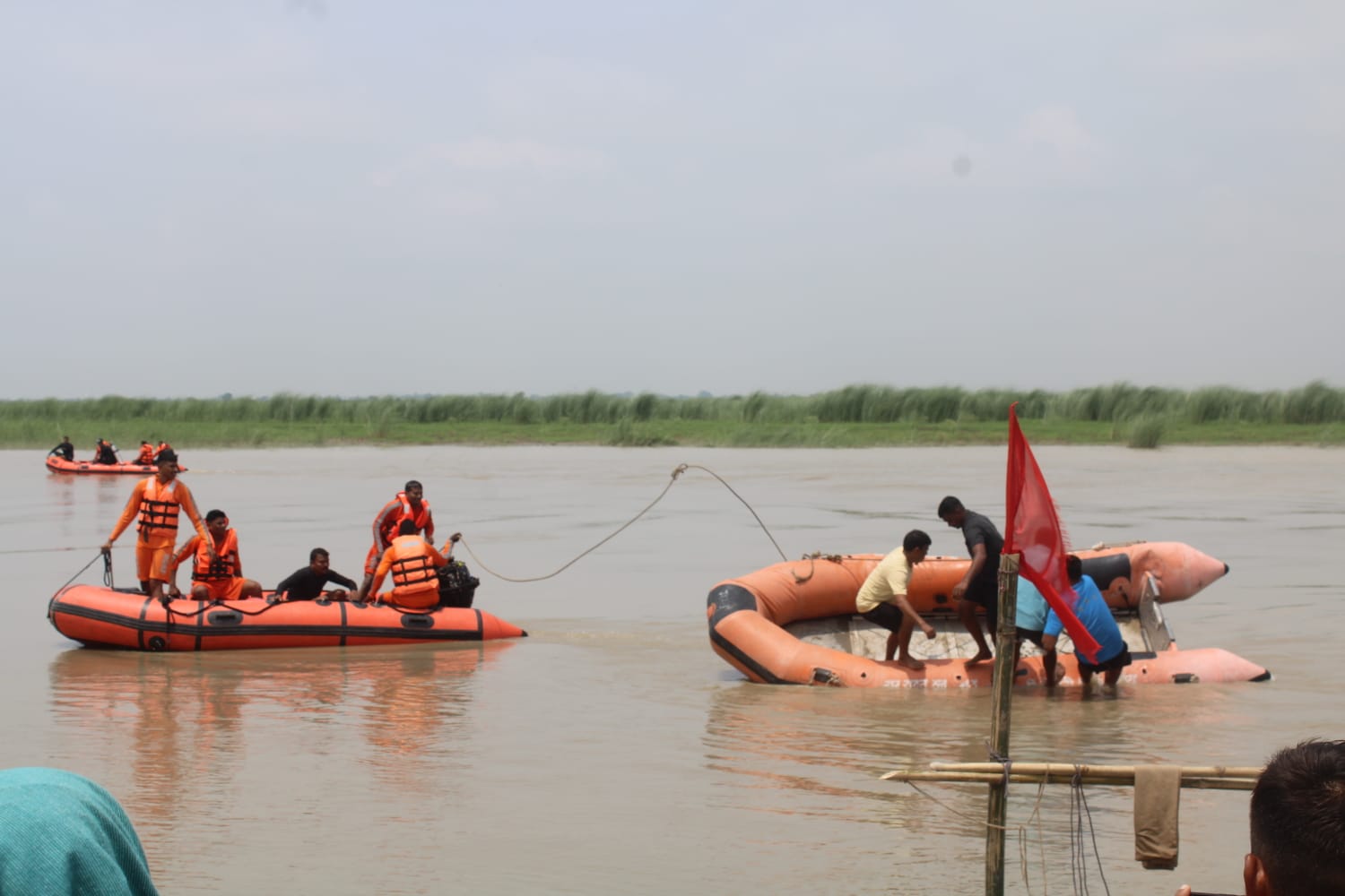 KASGANJ: लहरा घाट पर अचानक मचा 'हड़कंप'...चीख-पुकार के बीच नदी में उतरी एनडीआरएफ, फिर सामने आई ये सच्चाई