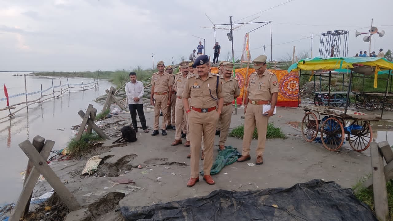 कावड़ यात्रा को लेकर एसपी ने किया कादरगंज गंगा घाट का निरीक्षण, ड्रोन निगरानी और सघन गश्त के निर्देश