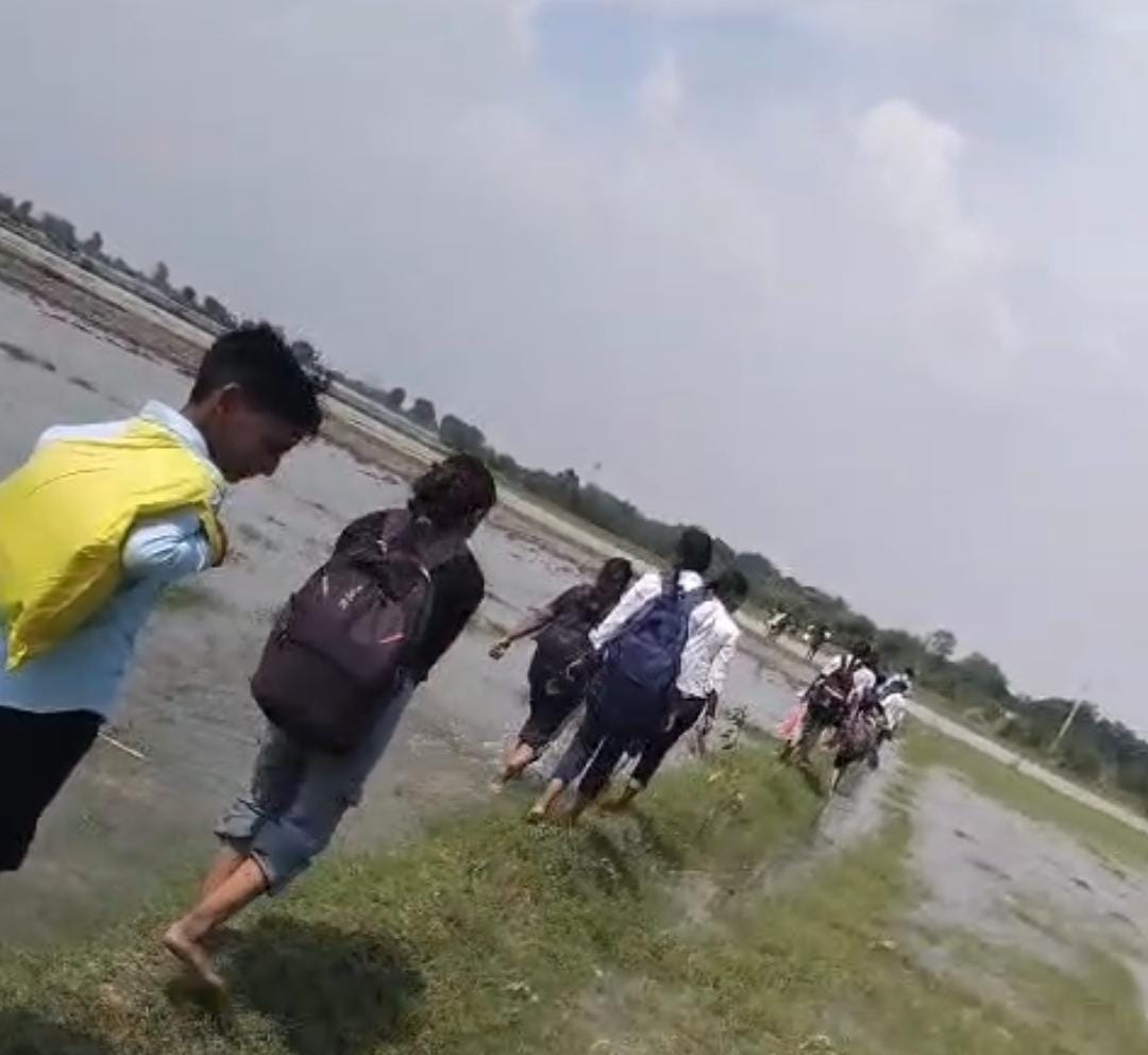 KASGANJ:जलशक्ति मंत्री ने कहा था....फिर बाढ में न डूबे गांव', लेकिन जलस्तर बढ़ते ही पहले ही दिन बिगडने लगे हालात