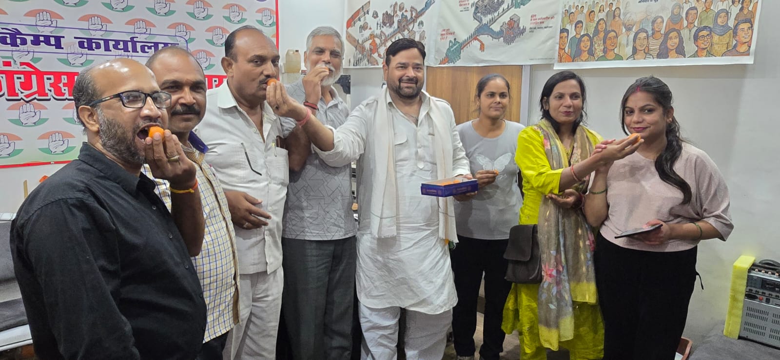 दतिया उपचुनाव में कांग्रेस की जीत पर कासगंज जिला कांग्रेस कार्यालय में जश्न, मिठाई बांटकर मनाई खुशी
