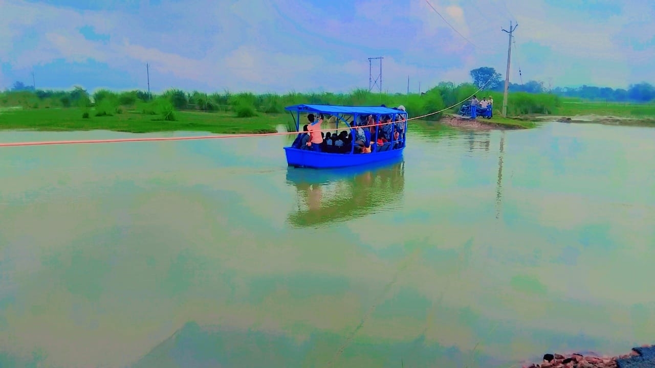 KASGANJ: लहरों से लड़कर स्कूल पहुंच रहे स्कूली बच्चे, बाढ़ भी नहीं रोक पा रही पढ़ाई की जिद
