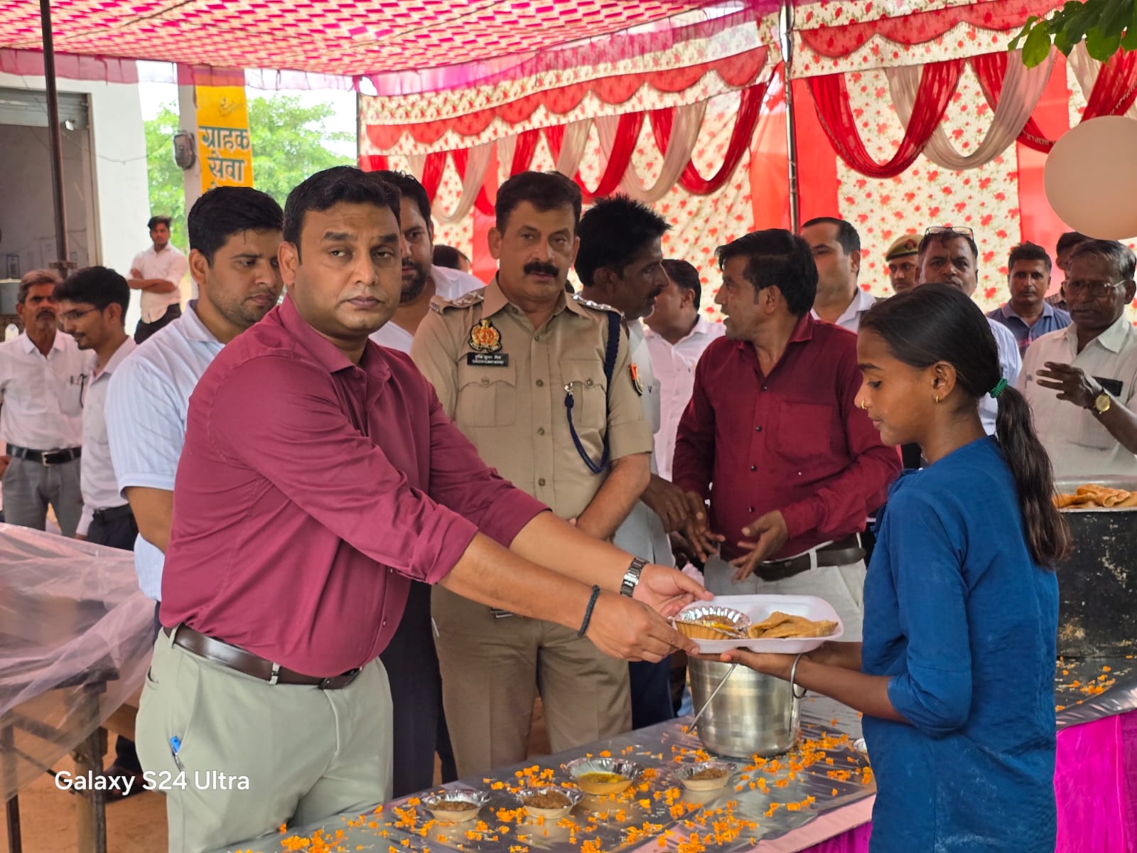 सहावर मे श्रावण मास के तृतीय सोमवार को तहसील प्रशासन ने कराया विशाल भंडारा आयोजन, एडीएम ने बांटा प्रसाद