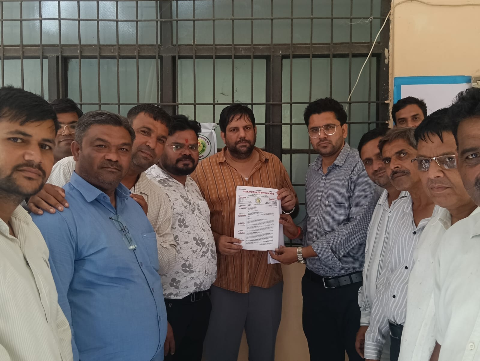 सहावर तहसील परिसर में लेखपालो ने दिया धरना, मांगो को लेकर सौंपा ज्ञापन
