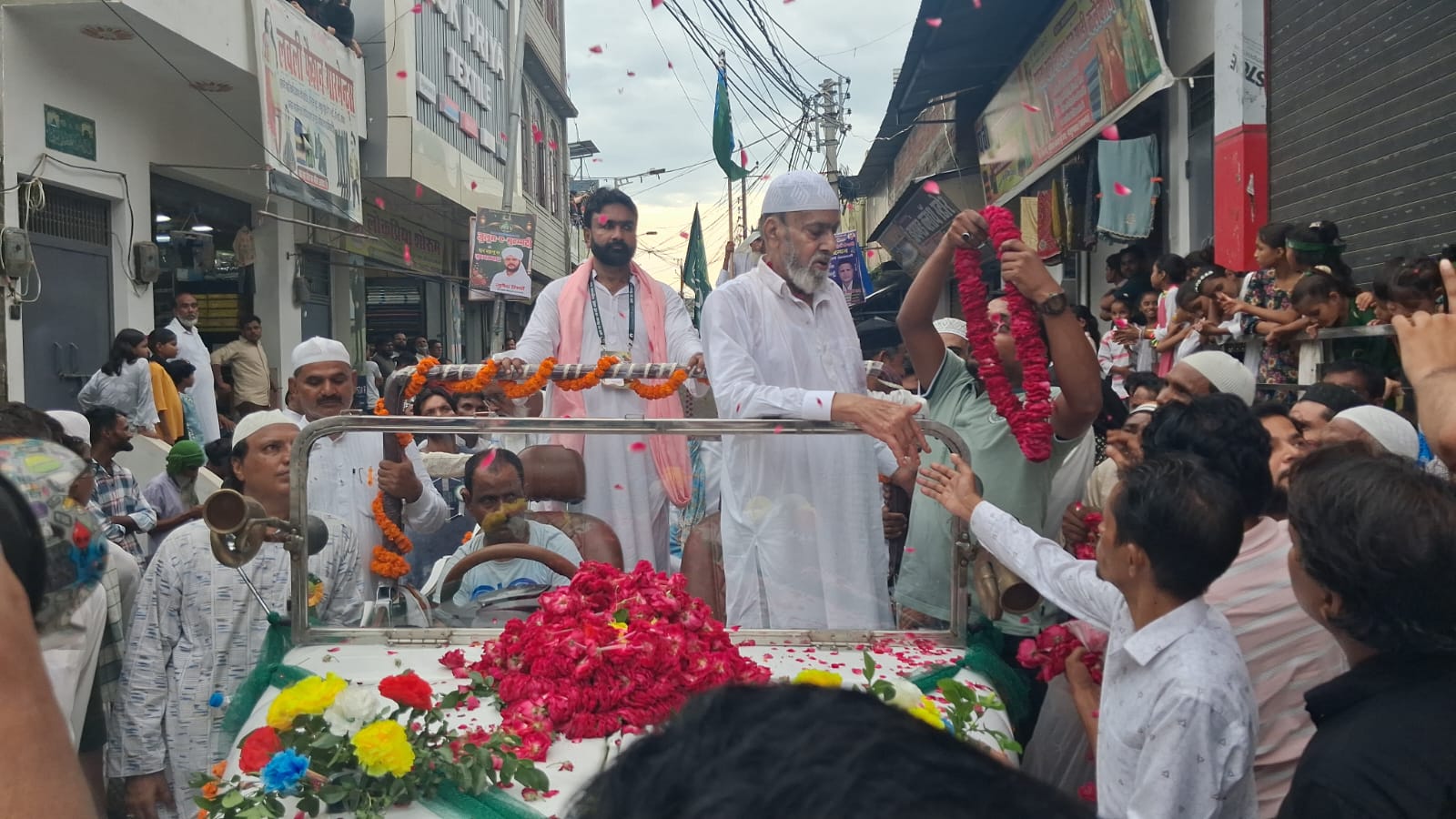 Kasganj: सजी झांकियां, जगमगाती राहें और ऊंट-घोड़ों पर बच्चे... जुलूस-ए-मोहम्मदी को देखते रह गए लोग