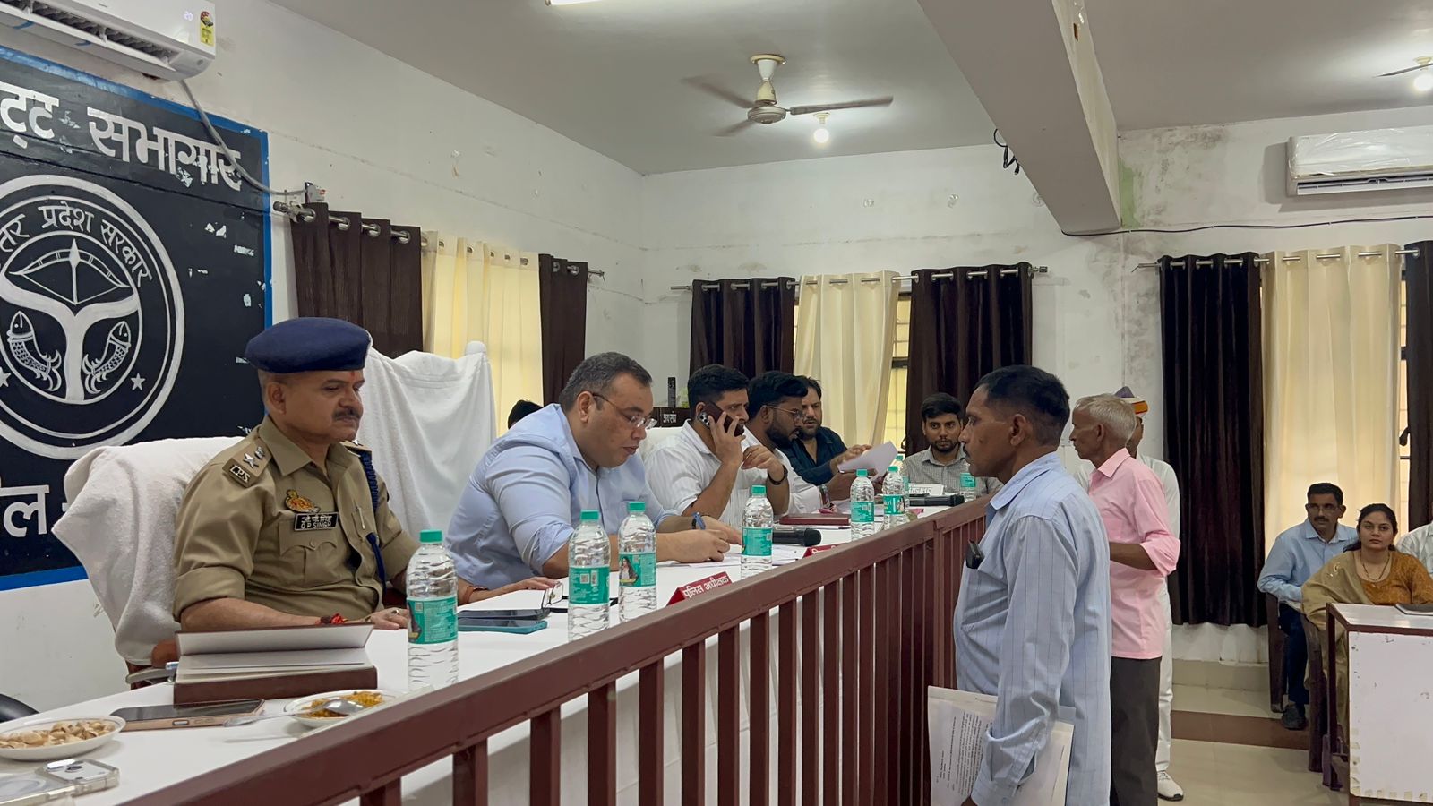  Kasganj : समाधान दिवस मे डीएम-एसपी ने सुनीं फरियादियों की समस्याएं, अधिकारियों को गुणवत्तापूर्ण निस्तारण के निर्देश, 75 शिकायतें मे से 11 का हुआ मौके पर निस्तारण