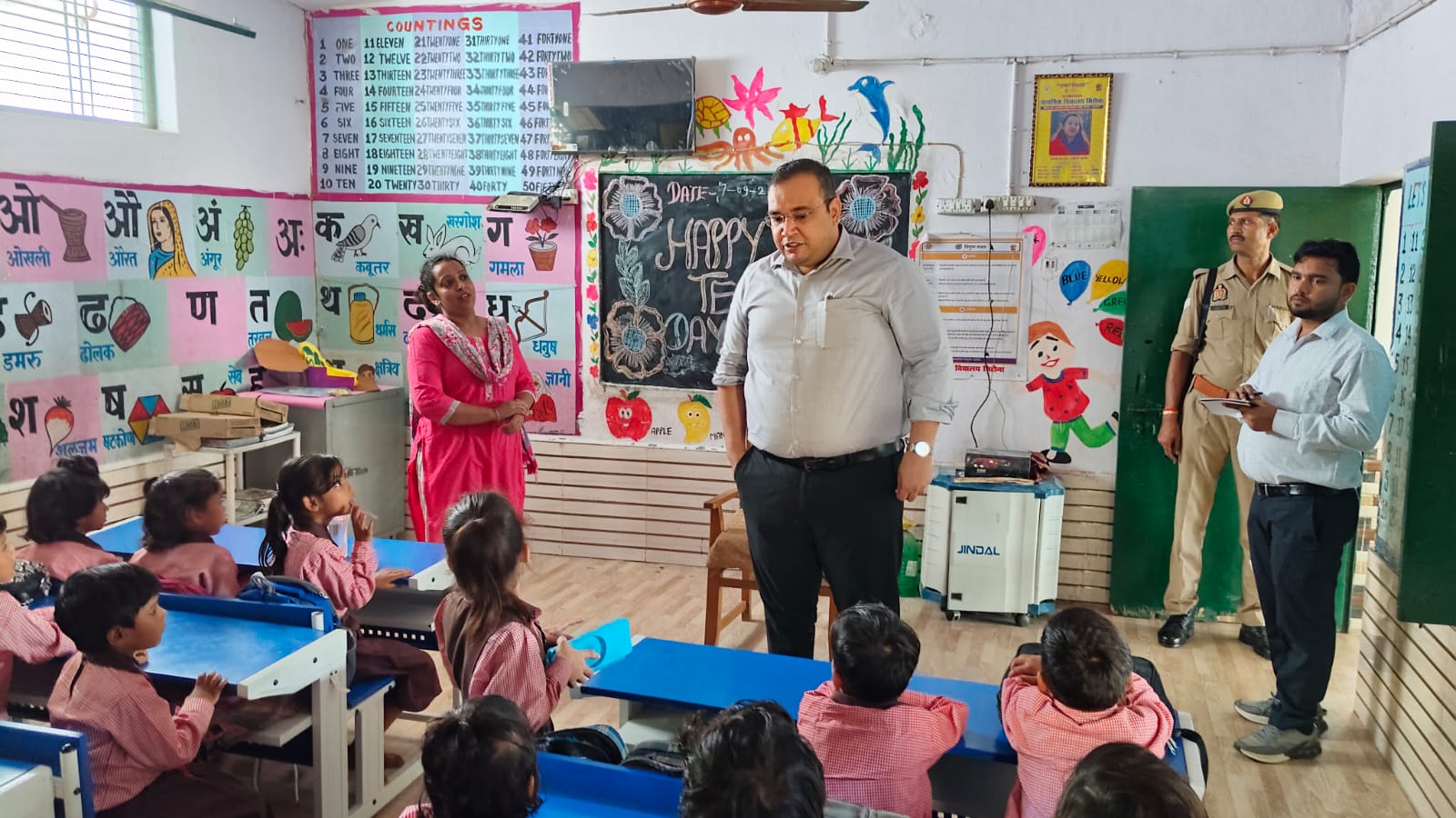 Kasganj: डीएम ने भिटौना के स्कूलों में परखी शिक्षा व्यवस्था, बच्चों से किया संवाद... पूछा पढ़ाई व भोजन का हाल 