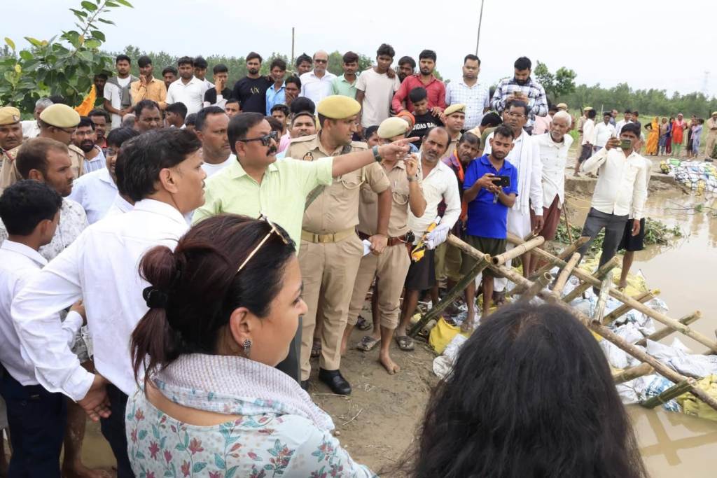 रामगंगा कटान रोकने को डीएम ने संभाला मोर्चा, कपूरपुर में फ्लड फाइटिंग कार्यों का लिया जायजा