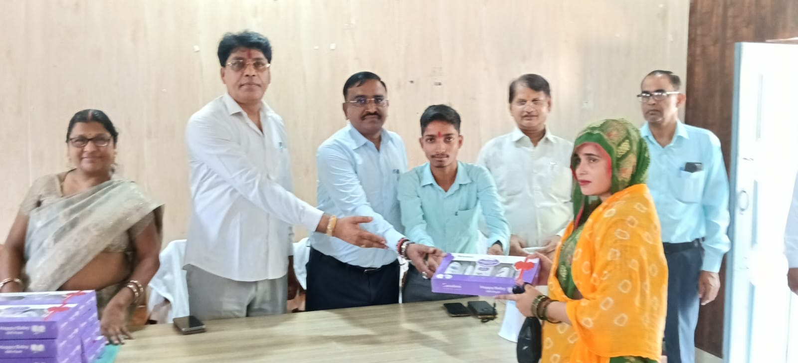 पटियाली BDO ने नवजात शिशुओं की माताओं को बांटी बेबी किट, योजनाओं की दी जानकारी