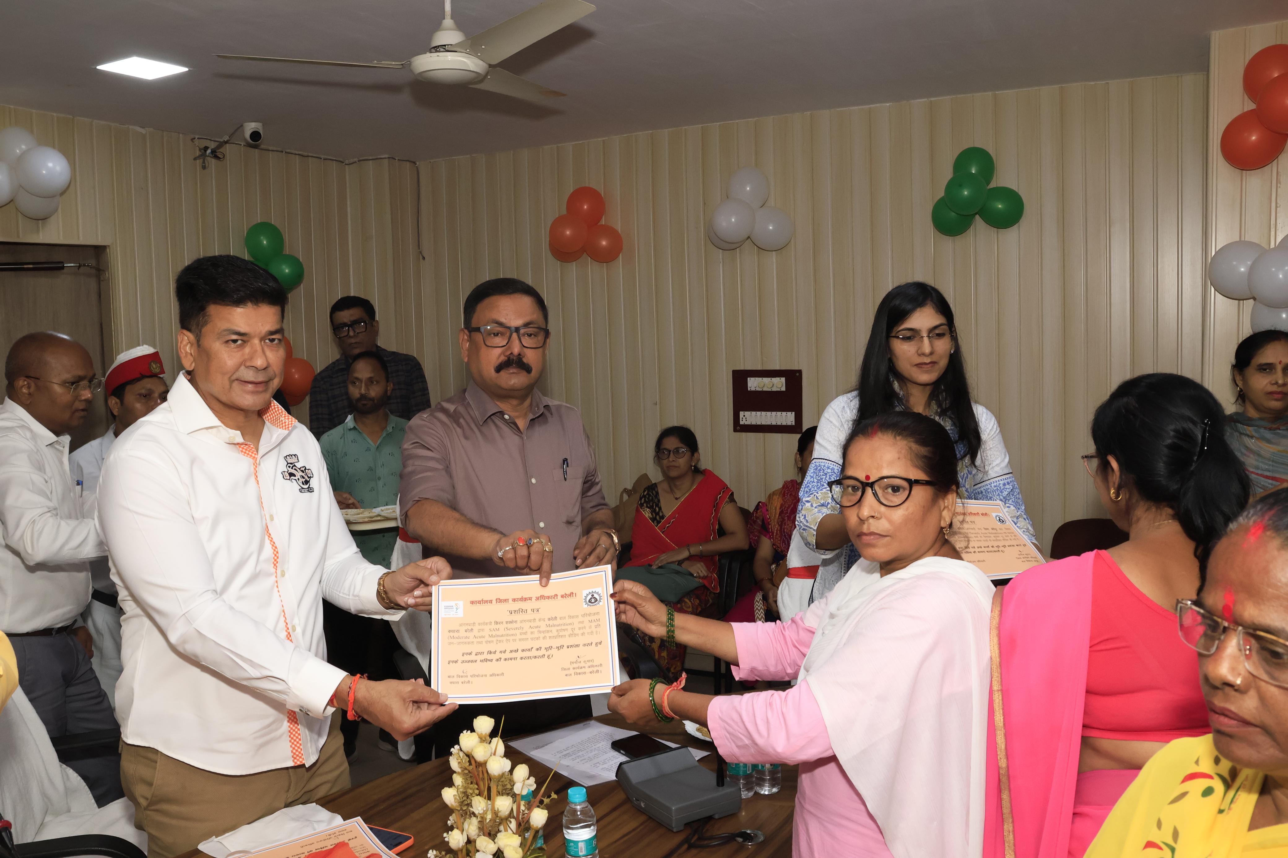 बरेली में सीएम के कार्यक्रम का लाइव प्रसारण, आंगनबाड़ी कार्यकत्रियों को मिला सम्मान