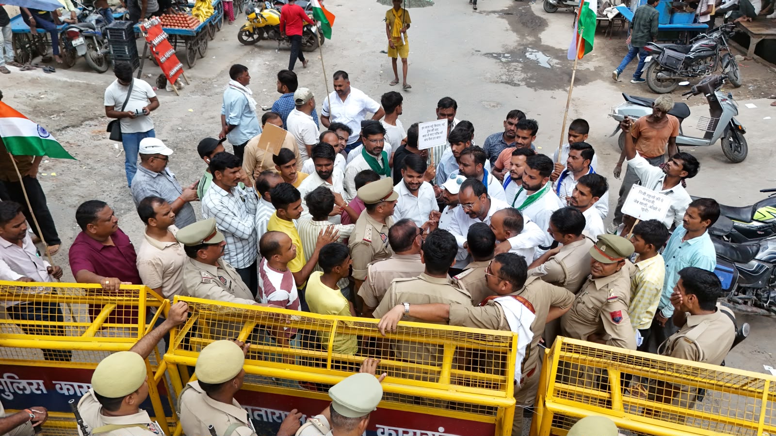 कासगंज मे शिक्षा के नाम पर मनमानी को लेकर गांधी प्रतिमा तक मार्च निकालने निकले सत्याग्रही, पुलिस ने बैरिकेड लगाकर रोका