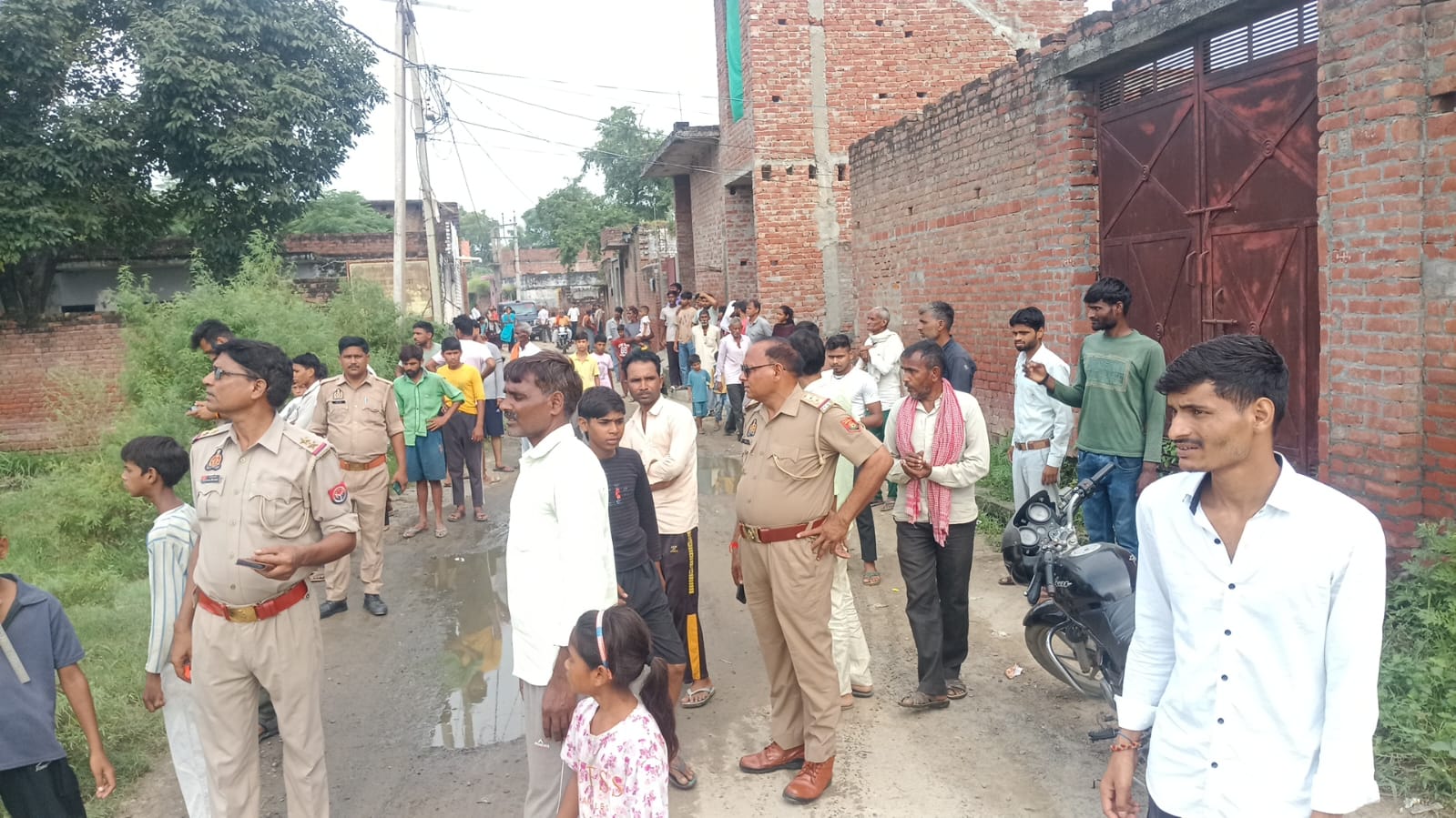 कासगंज मे चोर बेखौफ, पुलिस सुस्त, एक ही रात में तीन मकानों में लगा नकब, लाखों का माल साफ कर हुए नौ दो ग्यारह....अब ड्रोन से तलाश