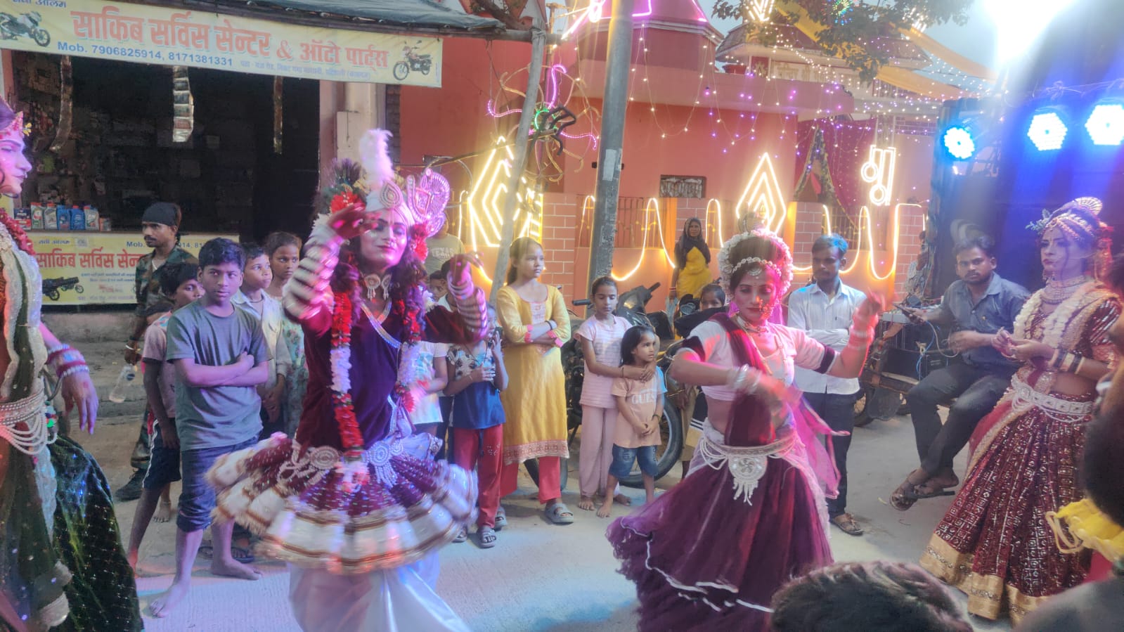 पटियाली मे गणेश चतुर्थी पर मंदिरों में स्थापित हुईं गणेश प्रतिमाएं, भव्य शोभायात्रा ने किया कस्बे का भ्रमण