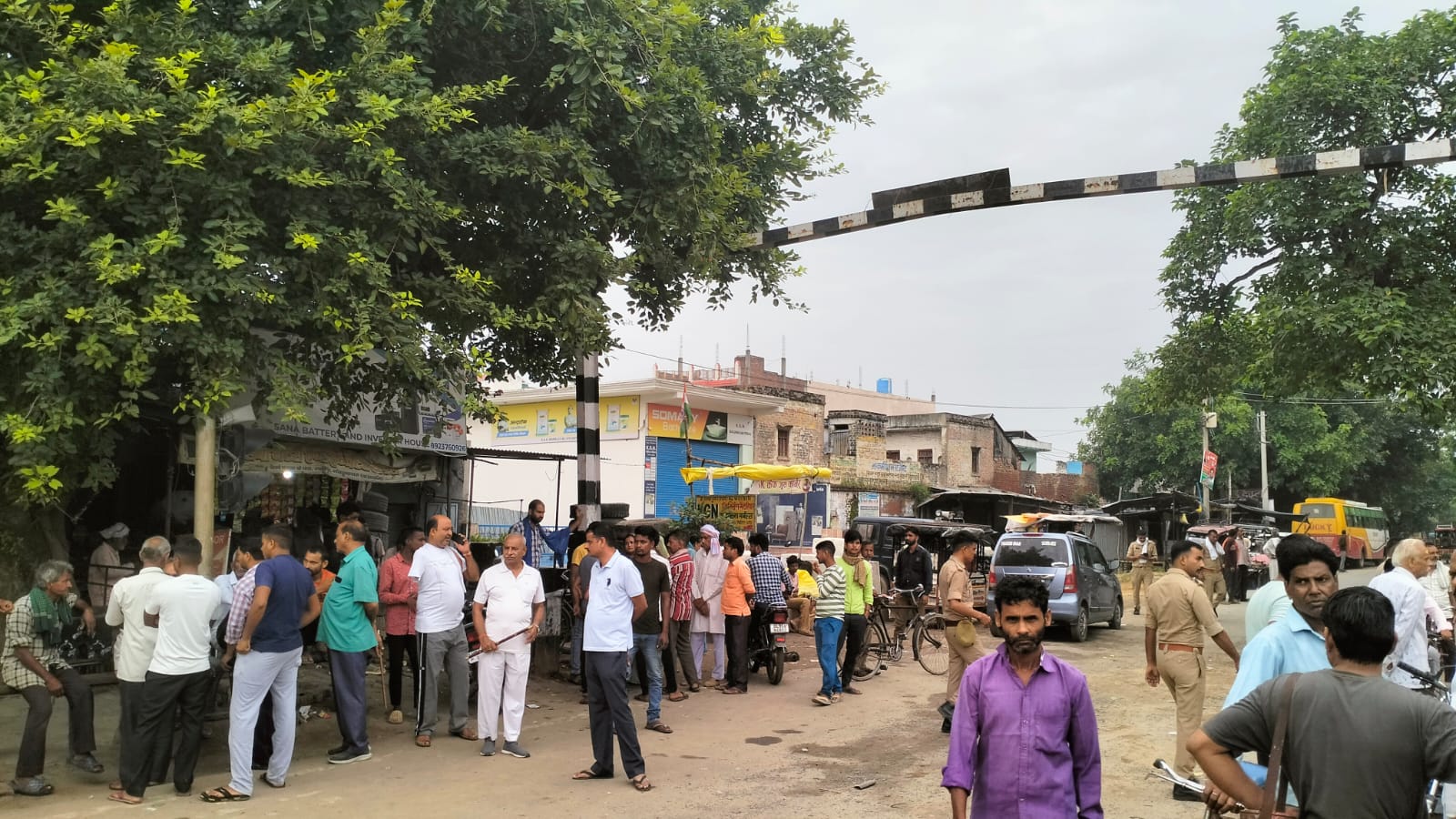 Kasganj:रेलवे फाटक बंद था, ट्रेन आ रही थी... फिर भी ट्रैक पर बढ़े कदम, एक्सप्रेस की चपेट में आए दंपती, महिला की मौत, पति गंभीर घायल