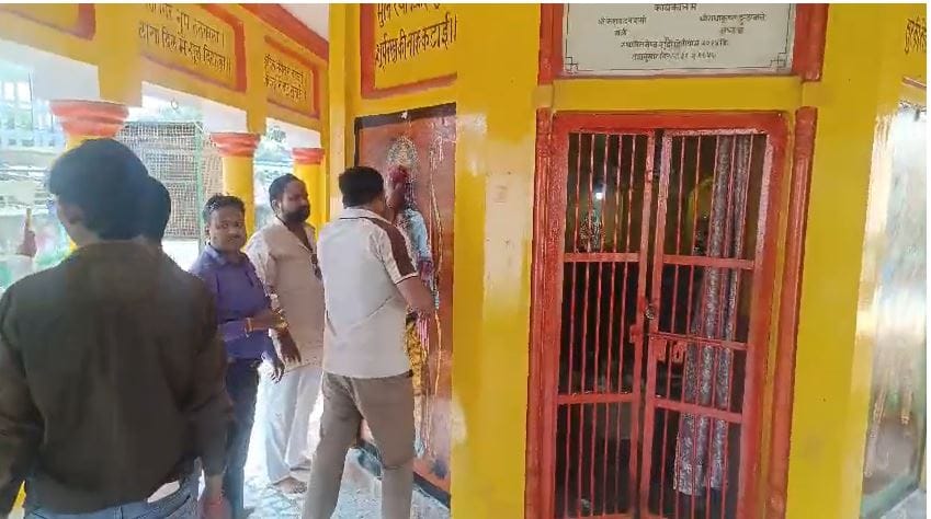 Kasganj:पेंटिंग के सात हजार नहीं मिले तो भगवान के चित्रों के साथ कर डाली ऐसी करतूत... सुबह-सुबह मच गया हड़कंप